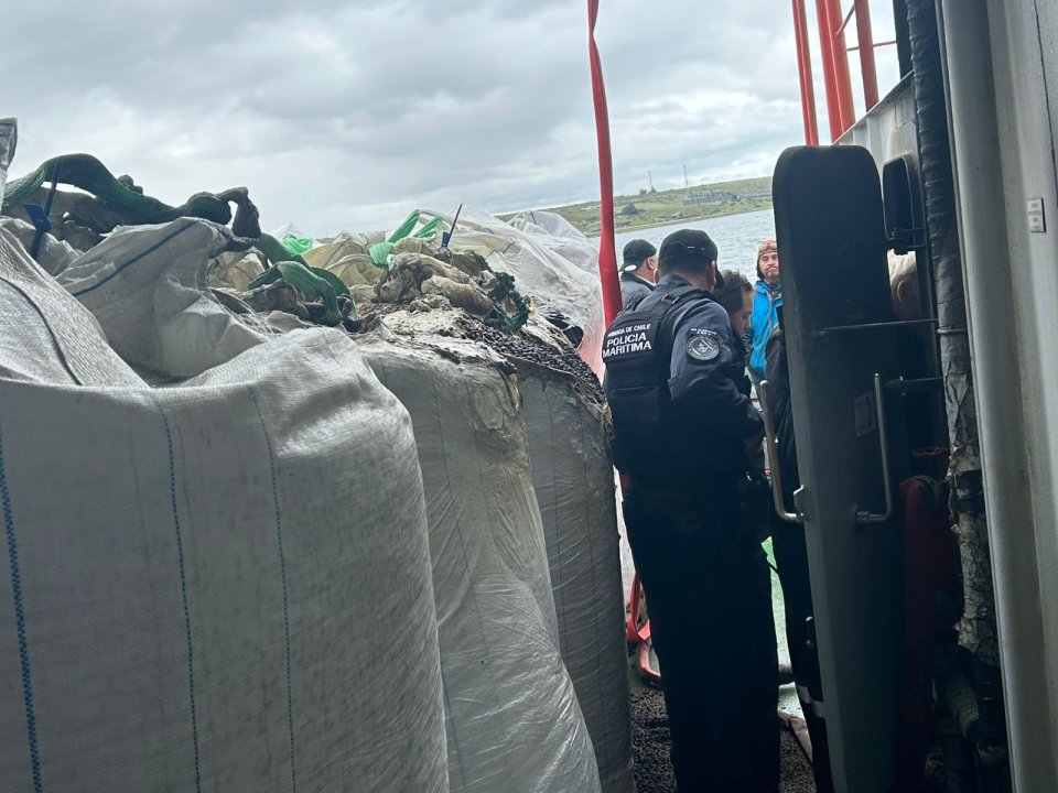 /controlan-amago-de-incendio-en-barcaza-en-puerto-natales