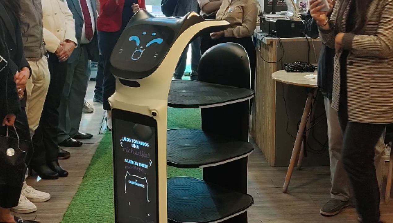 /michini-presentan-el-primer-robot-garzon-de-puerto-montt