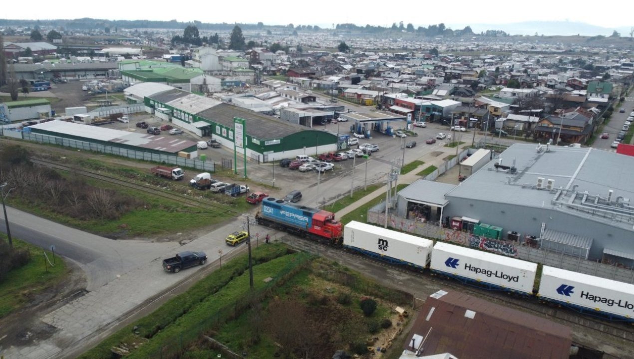 /local/despues-de-9-anos-el-tren-del-salmon-vuelve-a-frutillar-menos-camiones