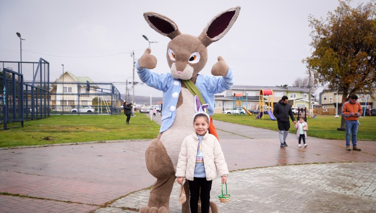 /mas-de-4-mil-ninos-recibieron-huevitos-en-plazas-y-parques-de-punta-arenas