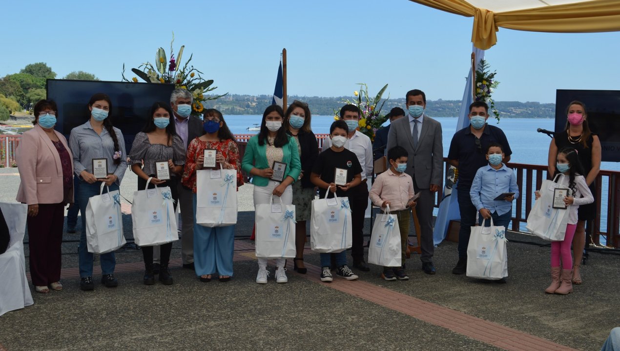 /lago-ranco-celebro-sus-81-anos-de-vida-entregando-reconocimientos-a-escolares-destacados