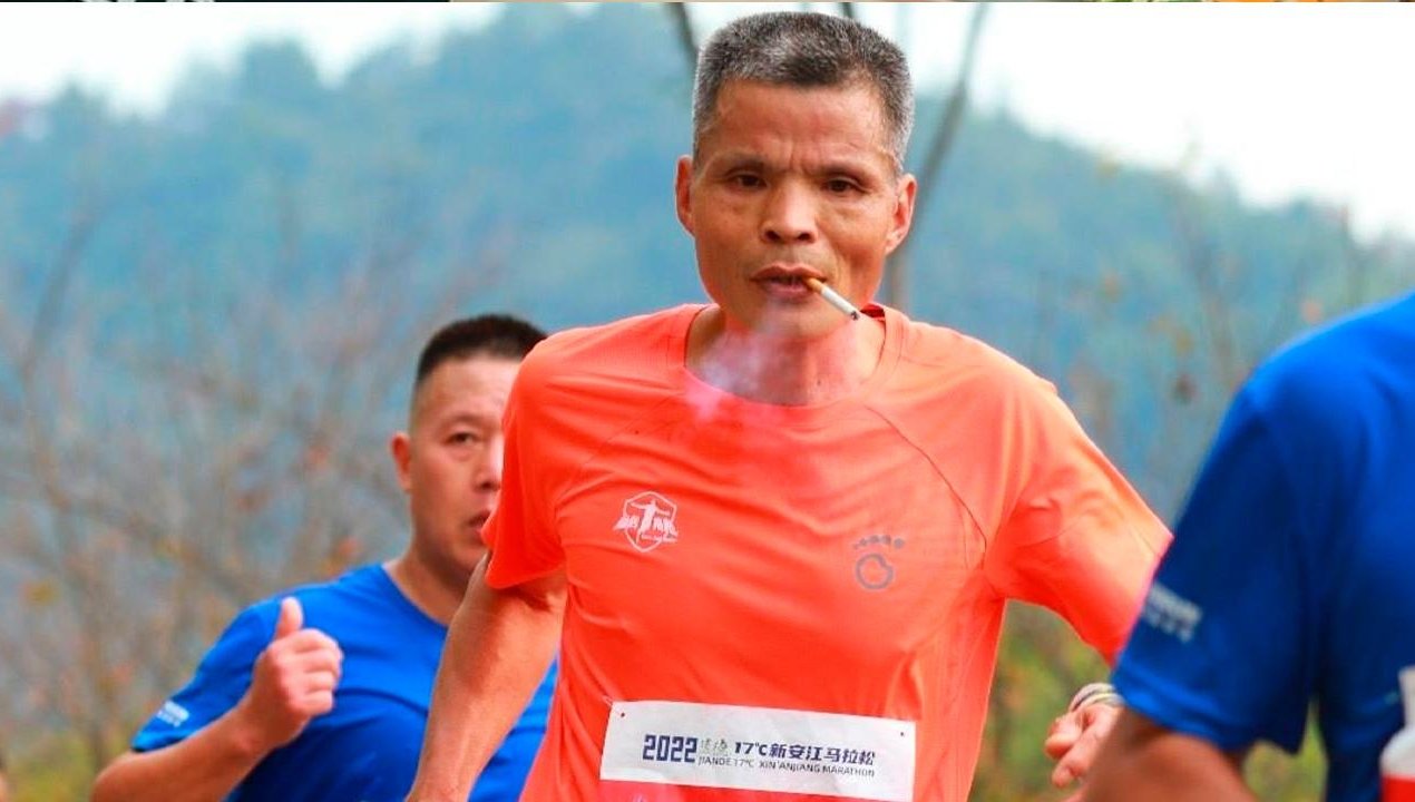/uno-tras-otro-hombre-chino-completa-maraton-de-42-km-fumando-una-cajetilla-de-cigarros