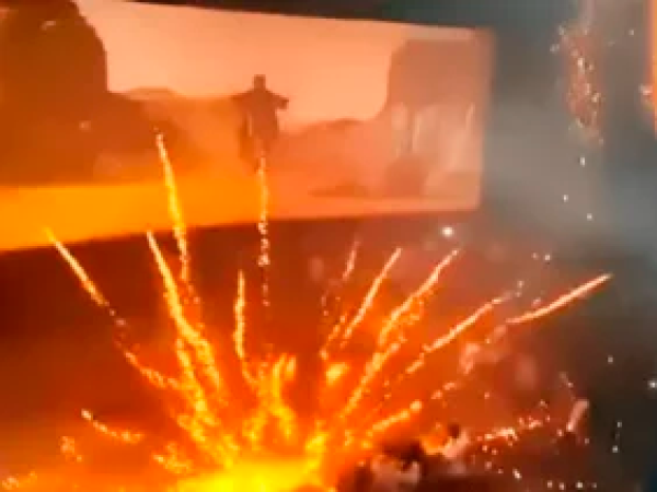 Pánico provocó lanzamiento de fuegos artificiales al interior de un cine en la India