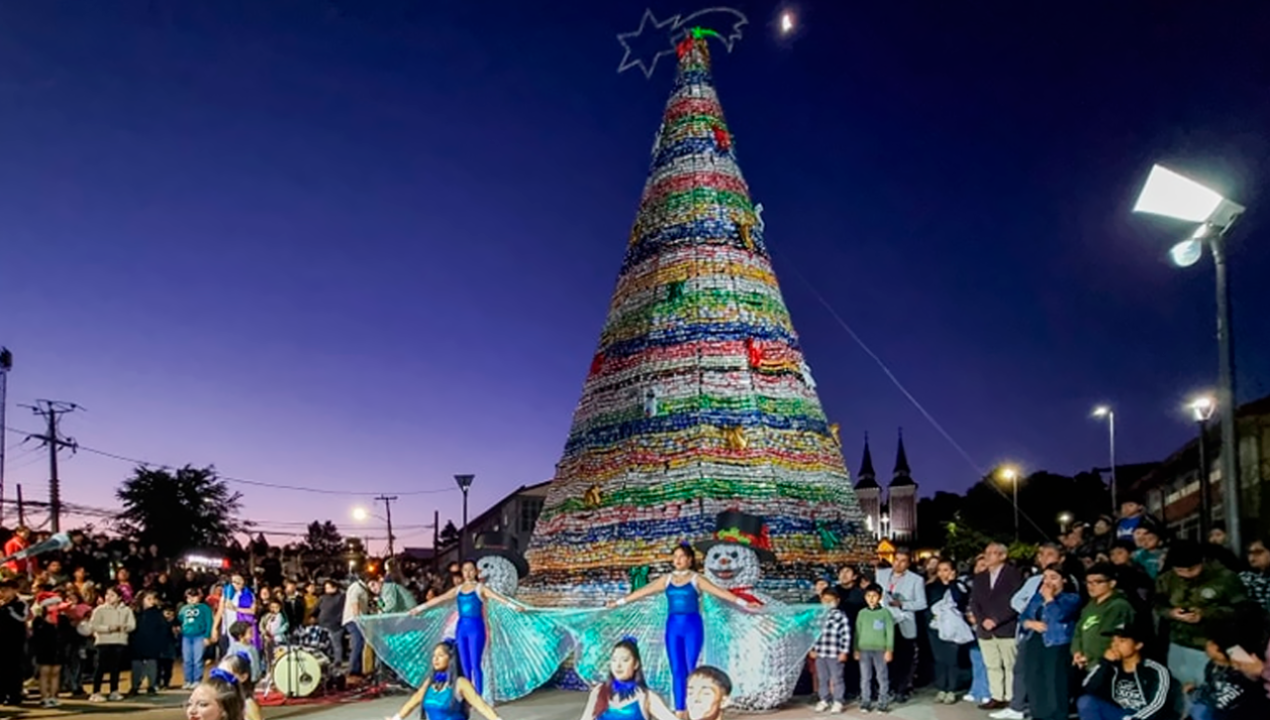 /regionales/region-de-los-rios/panguipulli-maravilla-con-arbol-navideno-de-latas-recicladas-como-es-por