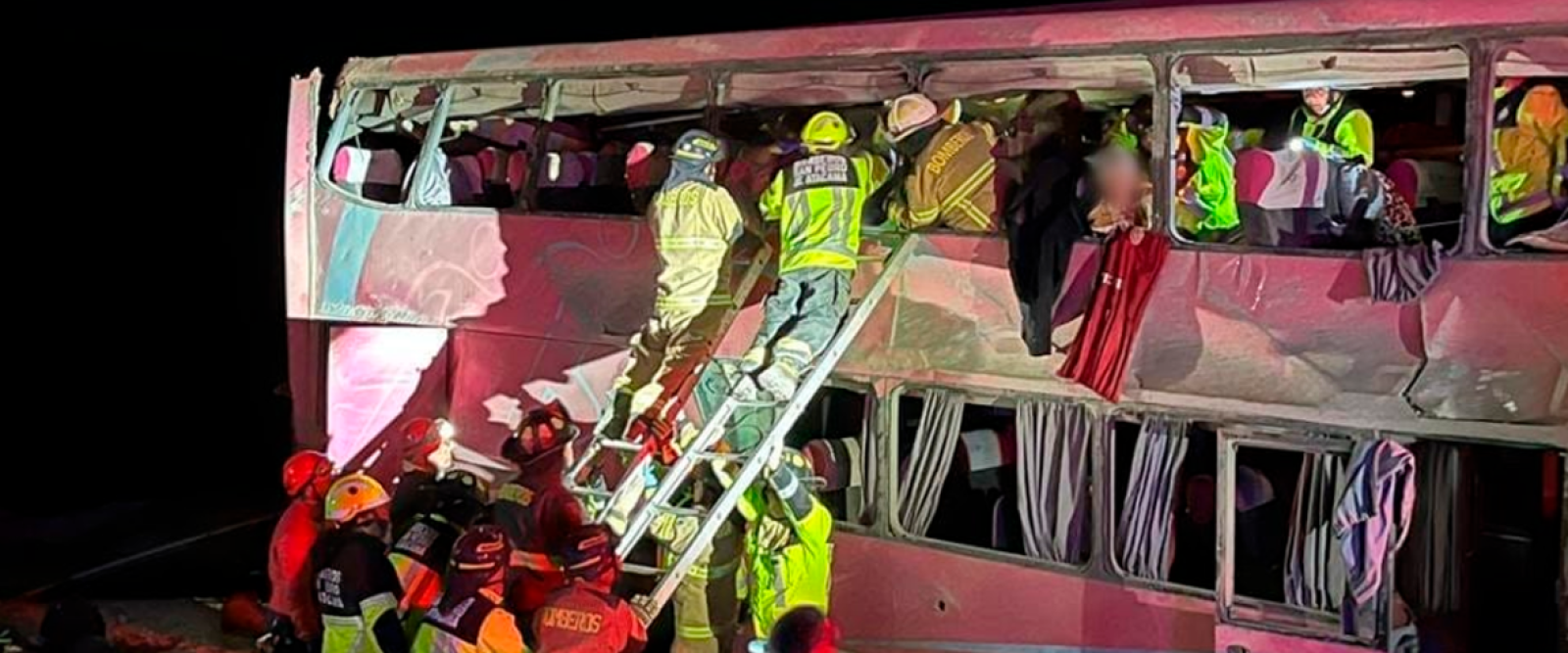 Bus con turistas volcó en paso fronterizo Jama: Murieron dos mujeres