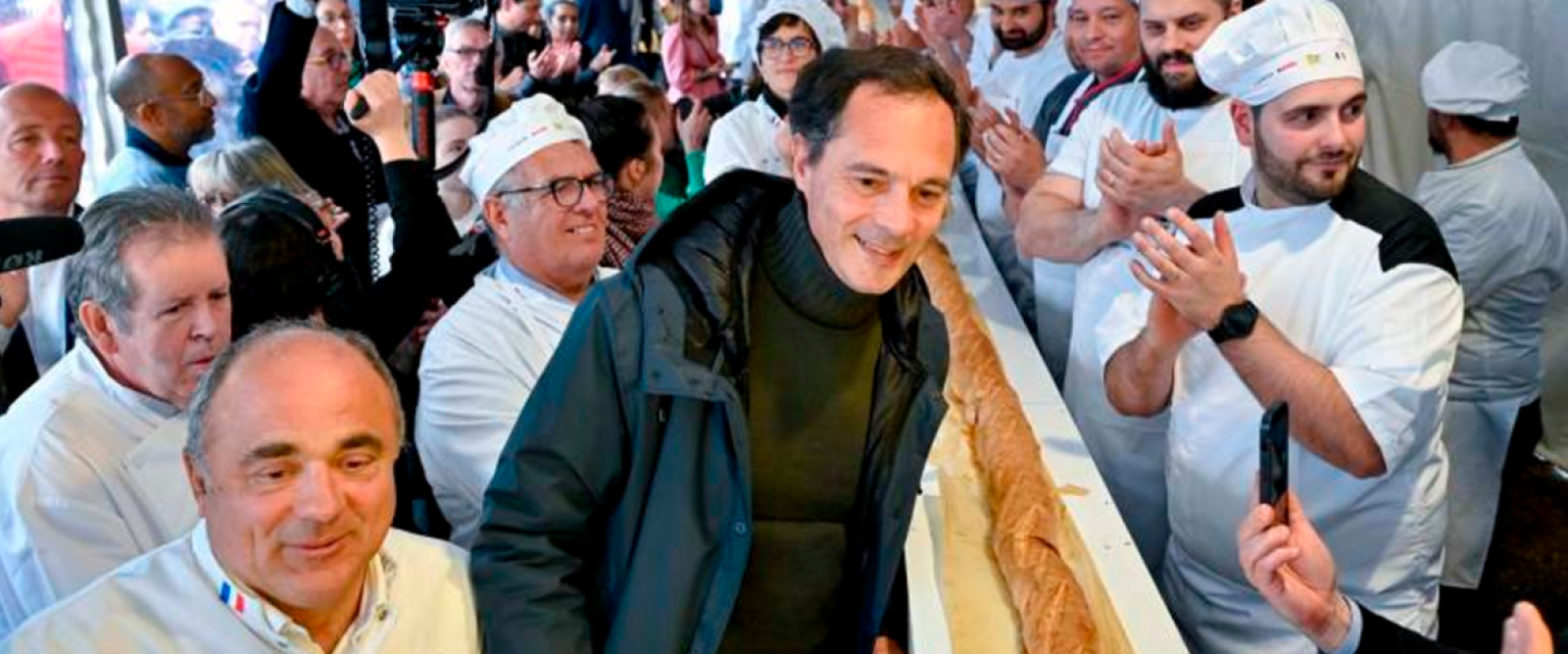 Francia recupera una vieja gloria: Hornean la baguette más larga del mundo