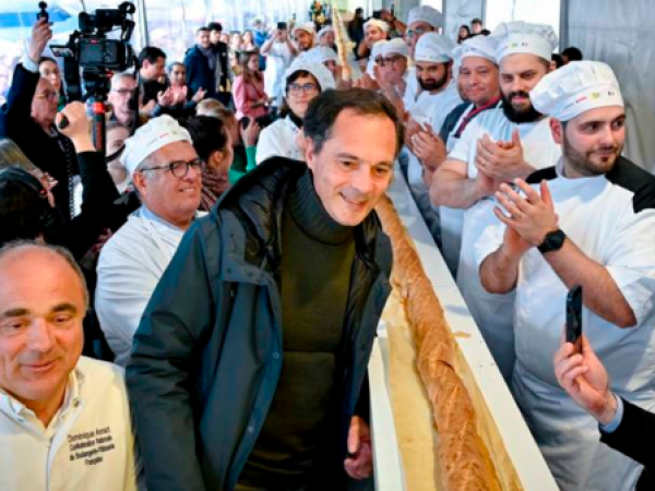 Francia recupera una vieja gloria: Hornean la baguette más larga del mundo