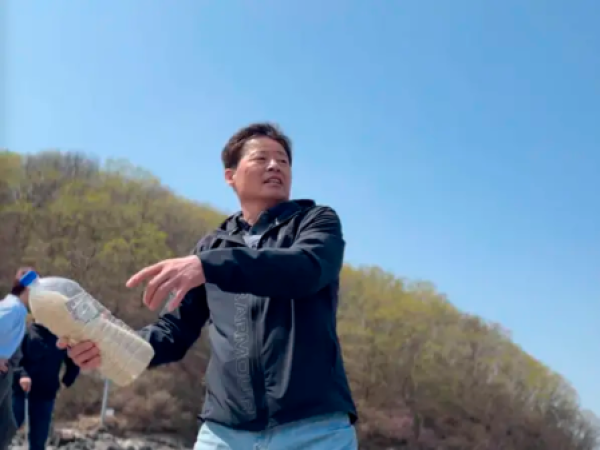 Hombre lanza botellas con arroz al mar para evitar muertes en Corea del Norte