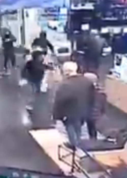 Delincuentes armados arrasan en tienda París y se van tiros con Carabineros