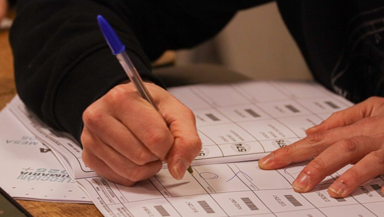 /actualidad/fue-a-votar-y-termino-detenida-vocal-de-mesa-tenia-orden-por-hurto