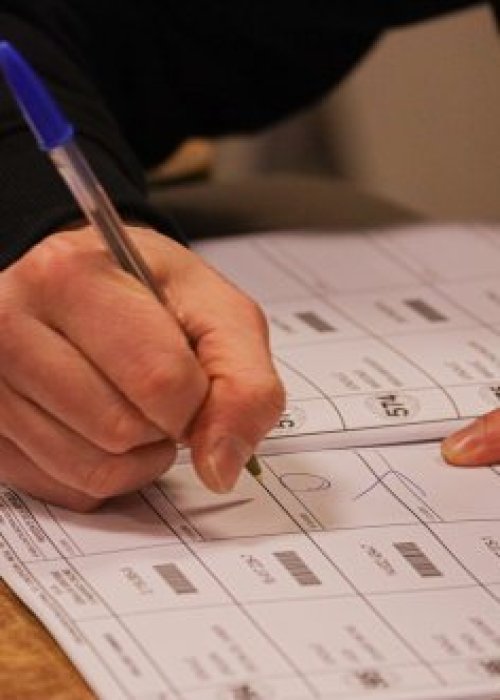 Fue a votar y terminó detenida: vocal de mesa tenía orden por hurto