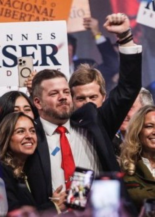 Proclamación de Kaiser suma críticas por cantar versión del himno que estaría ligada al pinochetismo