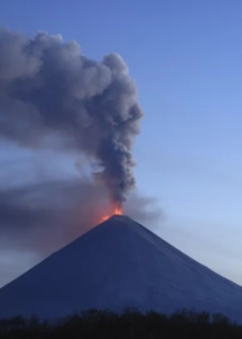 Klyuchevskoy hace erupción tras fuerte sismo en el este de Rusia