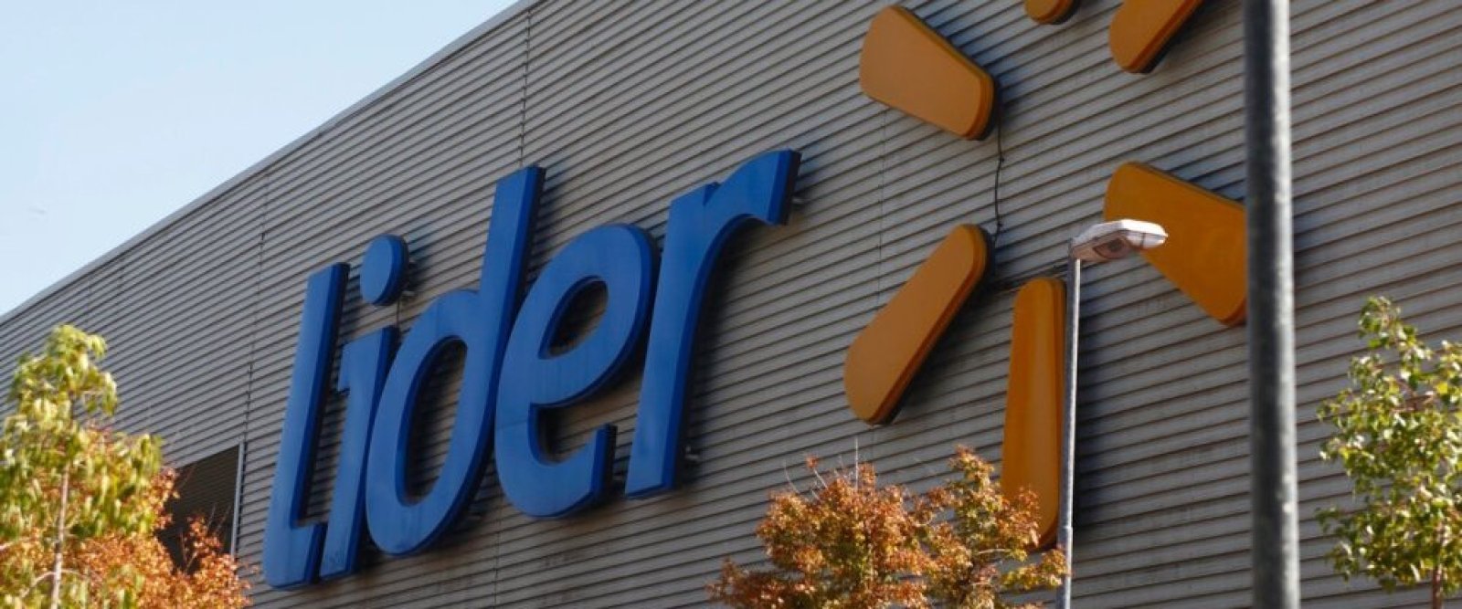 Cajera y cliente arriesgan 540 días de cárcel por presunto robo en supermercado de Chillán