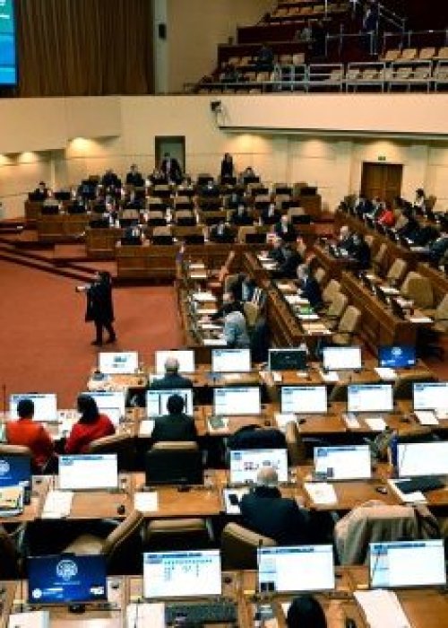 Admiten a trámite querella contra parlamentarios por viajes en semana distrital