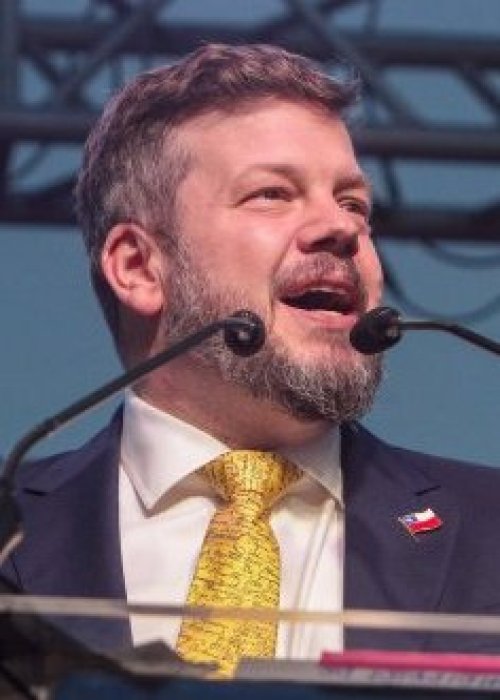 Imagen viral atribuida al cierre de campaña de Kaiser resulta ser falsa