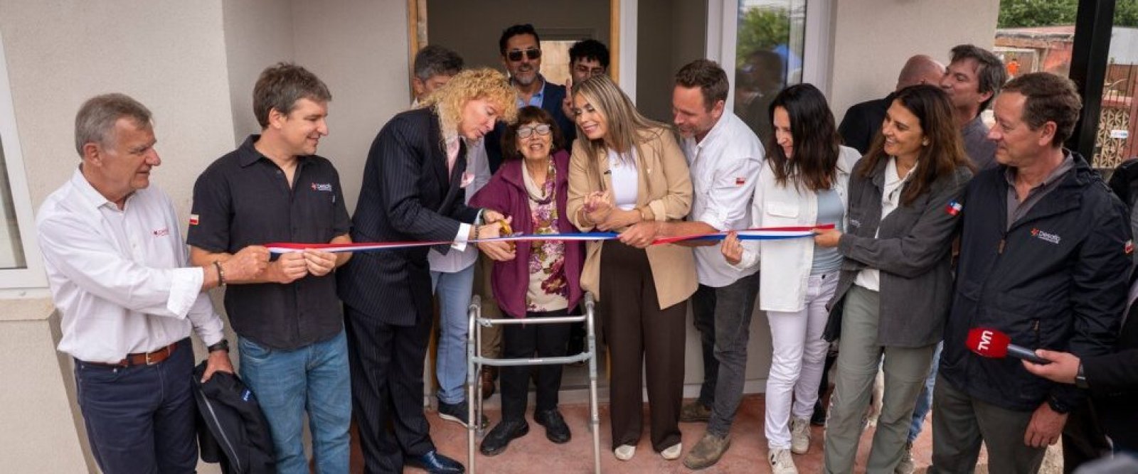 Vendió su mansión por $3.300 millones: Farkas inaugura viviendas para damnificados del incendio en Quilpué