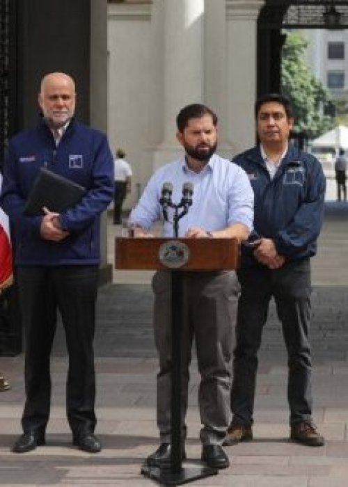 Boric anuncia reconstrucción y pondrá urgencia a regulación de terrenos