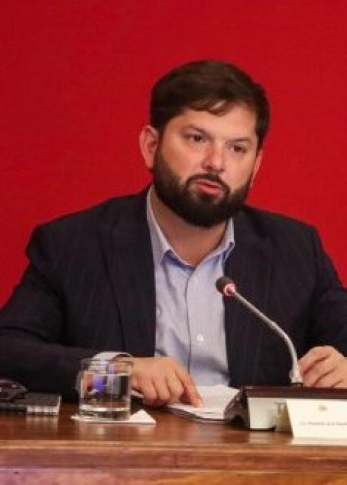 Presidente Boric critica políticas de Trump y Senado cita a canciller por tensión con EE.UU. y cable con China