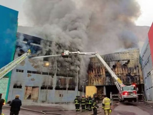 Incendio afecta galpones en el barrio industrial de la Zofri