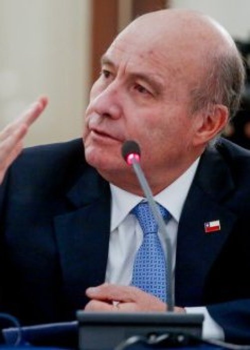 Quiroz no descarta alza de bencinas y asegura que intentarán contener precios