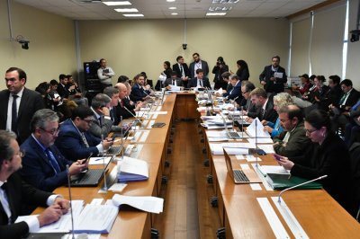 Polémica aprobación: Comisión de Hacienda autoriza millonario fondo de endeudamiento solicitado por el Ejecutivo.