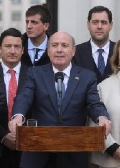 Ejecutivo anuncia baja en valor de las bencinas y combustibles: disminución partirá desde los 100 pesos por litro.