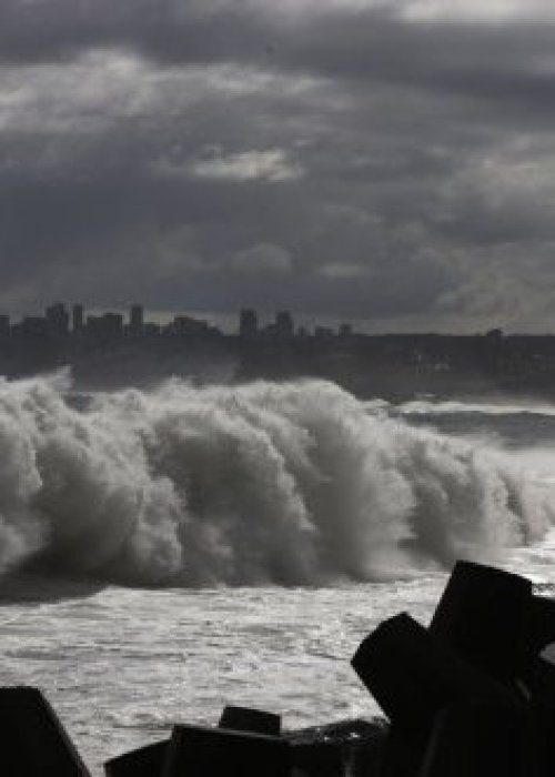 Emiten aviso por nubes convectivas y posibles trombas marinas entre el Maule y La Araucanía