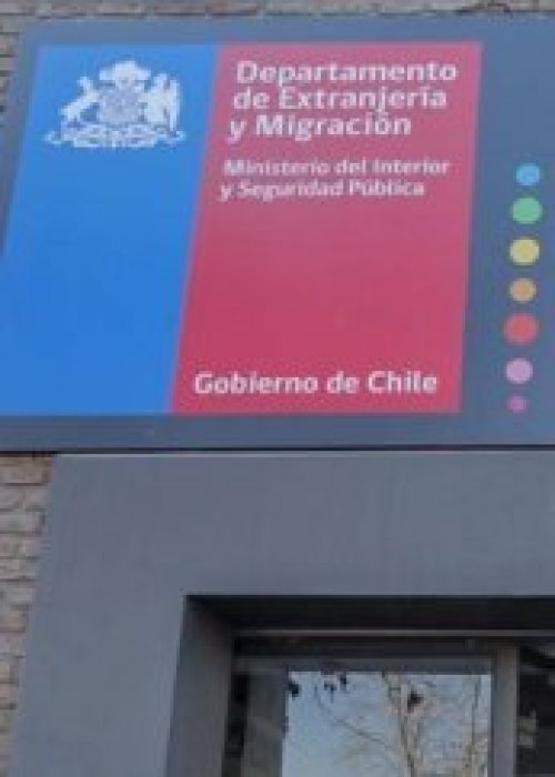 Hackeo al Servicio Nacional de Migraciones distribuyó foto del dictador Pinochet en correo institucional