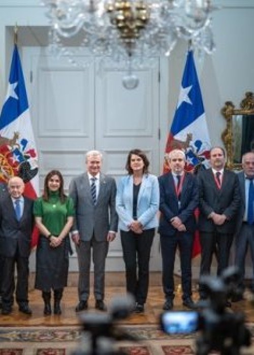 Con presencia de exministros: Presidente presenta comisión que busca reducir ministerios