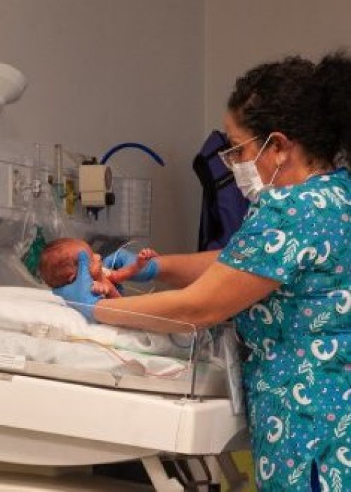 Minsal llama a extremar cuidados en bebés ante alta circulación de virus respiratorios