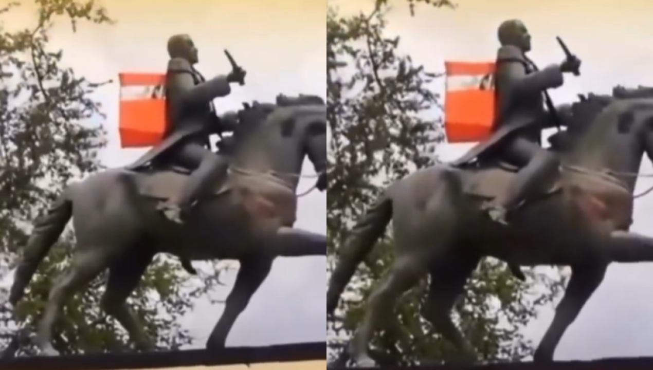 /magazine/video-muestra-estatua-de-simon-bolivar-con-mochila-de-rappi